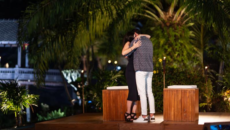 Insula Iubirii, 31 iulie 2025. Claudiu Borca a cerut-o în căsătorie pe Isabel Martinez Villa la bonfire: „După 19 ani...”