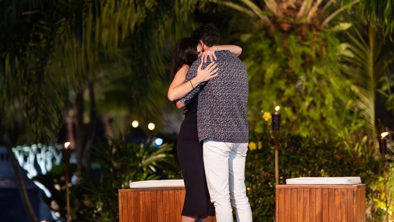 Insula Iubirii, 31 iulie 2025. Claudiu Borca a cerut-o în căsătorie pe Isabel Martinez Villa la bonfire: „După 19 ani...”