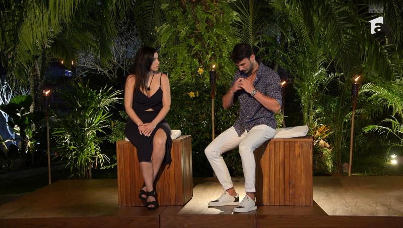 Insula Iubirii, 31 iulie 2025. Claudiu Borca a cerut-o în căsătorie pe Isabel Martinez Villa la bonfire: „După 19 ani...”