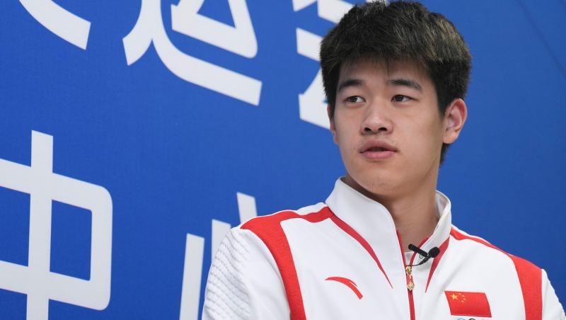 David Popovici, gest demn de un campion în fața rivalului său, Pan Zhanle. Cum i-a surprins iubita sportivului