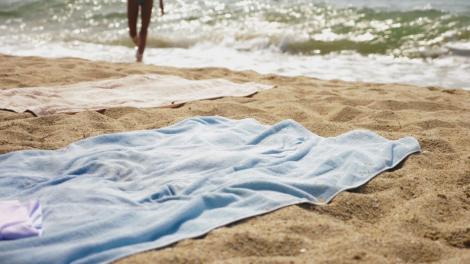 Plaja din Mamaia care cere bani chiar și celor care vin cu prosopul. Taxa absursă pentru o zi de stat la plajă
