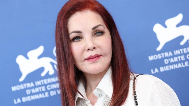 Priscilla Presley îmbrăcată într-o ținută albă
