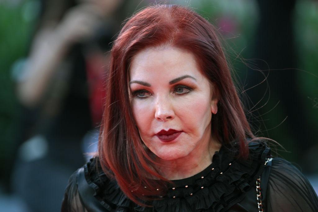Priscilla Presley îmbrăcată într-o ținută neagră elegantă