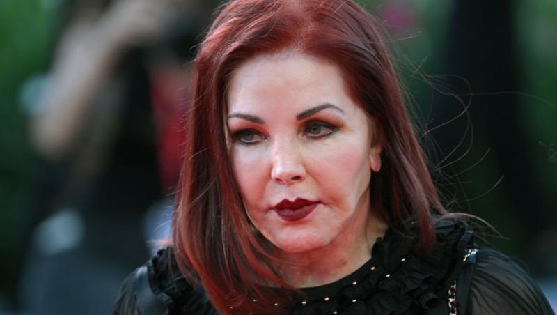 Priscilla Presley îmbrăcată într-o ținută neagră elegantă