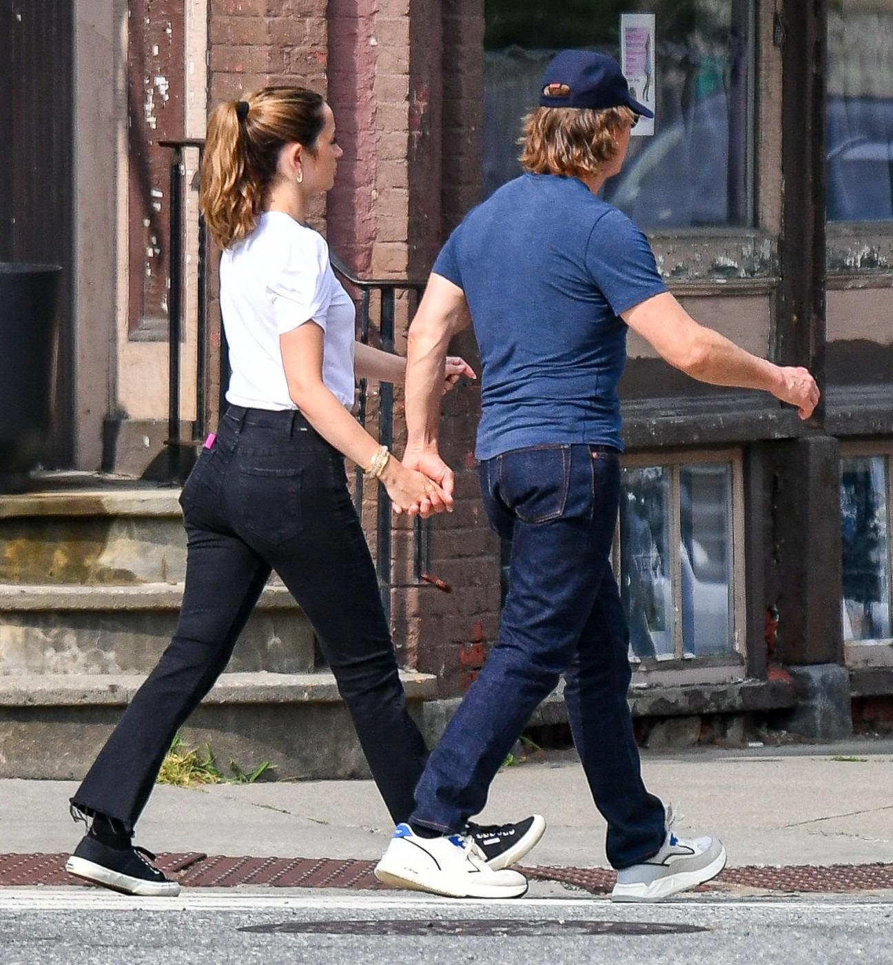 Tom Cruise și Ana de Armas îmbrăcați casual, mergând pe stradă ținându-se de mână