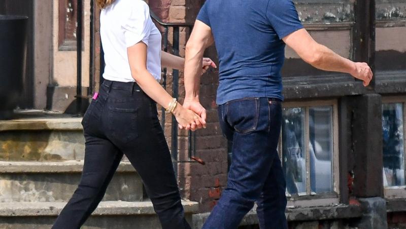 Tom Cruise și Ana de Armas îmbrăcați casual, mergând pe stradă ținându-se de mână