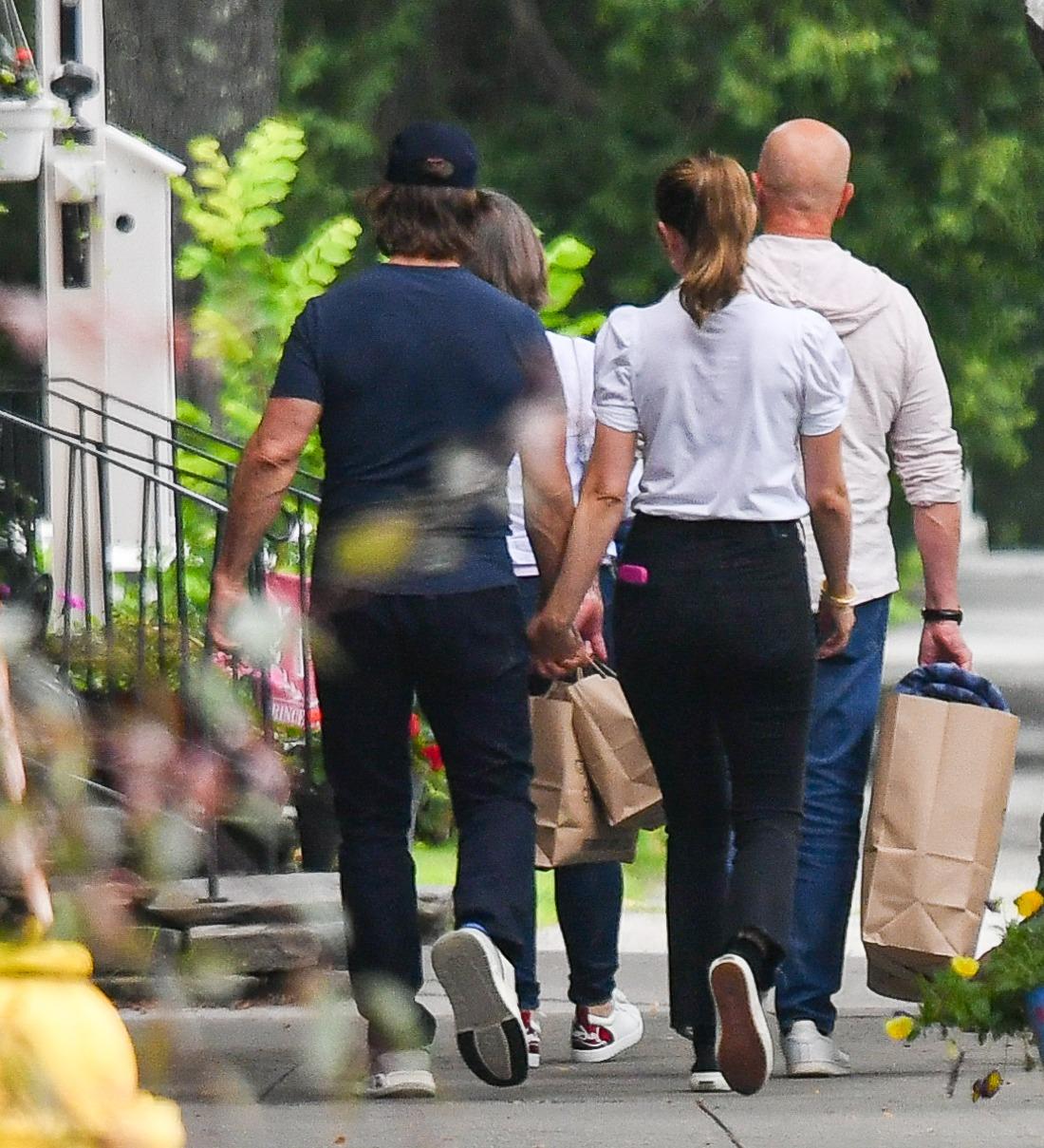 Tom Cruise și Ana de Armas îmbrăcați casual, mergând pe stradă ținându-se de mână