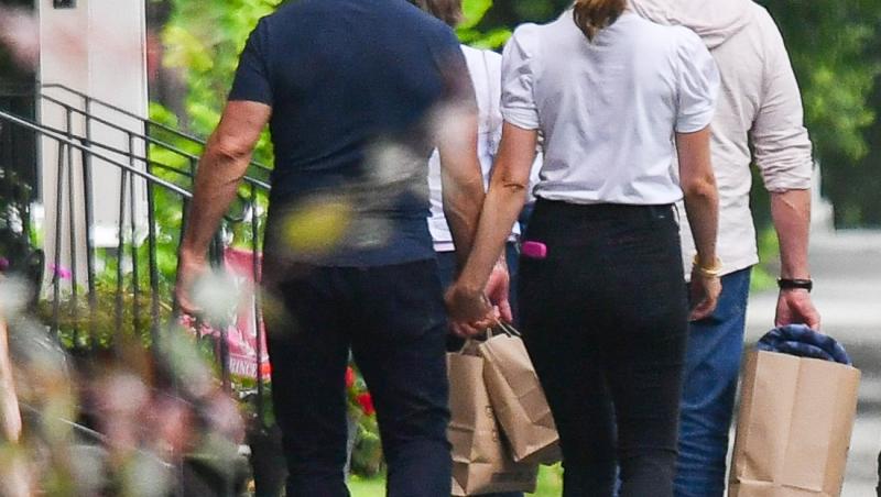 Tom Cruise și Ana de Armas îmbrăcați casual, mergând pe stradă ținându-se de mână