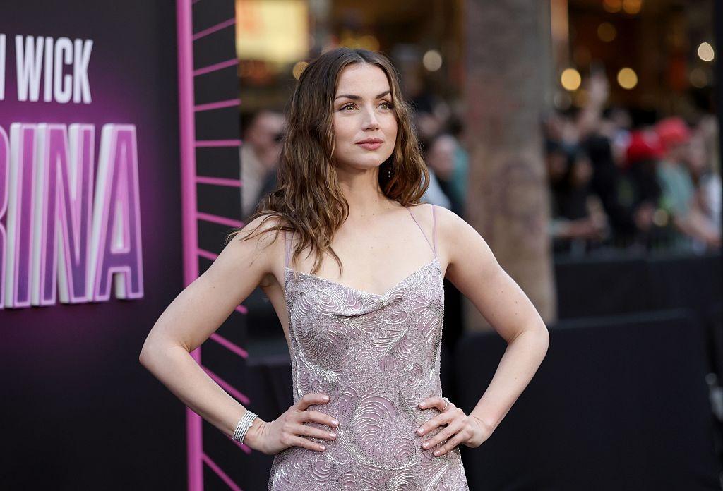 Ana de Armas îmbrăcată într-o rochie lila strălucitoare, fără mâneci