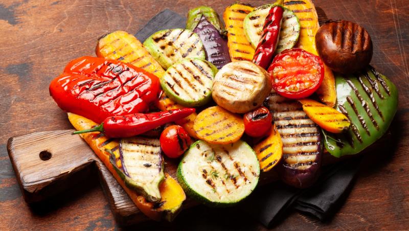 Legumele la grătar pot fi garnituri savuroase, dar și feluri principale alături de sosuri și salate