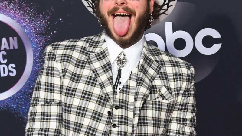 Artistul internațional care vine în Romania a căzut de pe scenă în timpul unui concert. Imaginile sunt virale | VIDEO