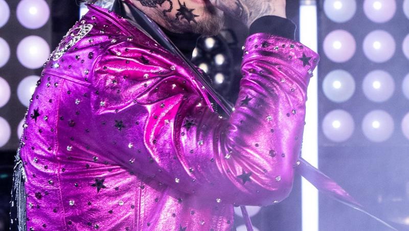 Artistul internațional care vine în Romania a căzut de pe scenă în timpul unui concert. Imaginile sunt virale | VIDEO