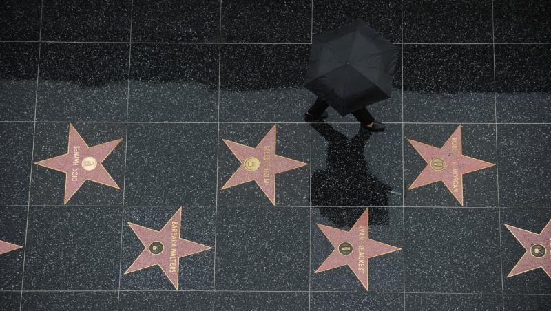 persoană care merge cu umbrela pe Hollywood Walk of Fame