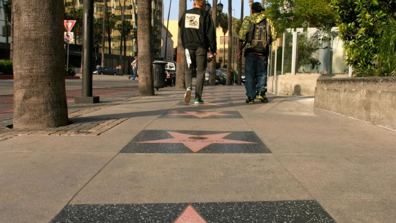 35 de noi celebrități își primesc steaua pe Hollywood Walk of Fame