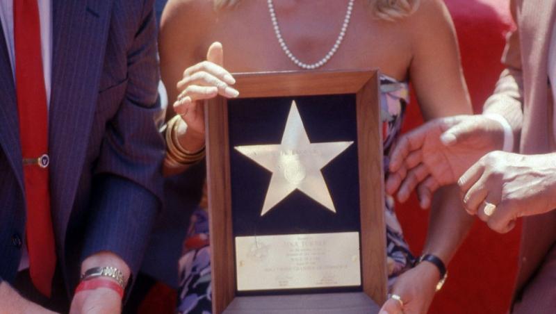 35 de noi celebrități își primesc steaua pe Hollywood Walk of Fame