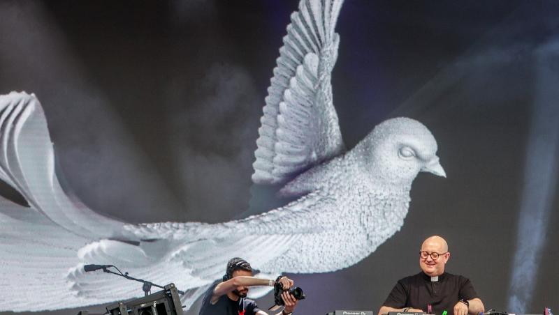 Un preot DJ a mixat pe o scenă din Cluj. Ce mesaje transmite și cum l-a cucerit pe fostul Suveran Pontif