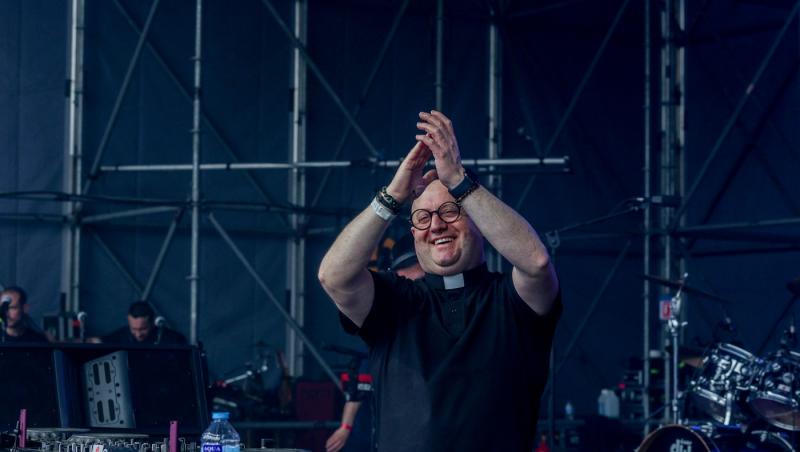 Un preot DJ a mixat pe o scenă din Cluj. Ce mesaje transmite și cum l-a cucerit pe fostul Suveran Pontif