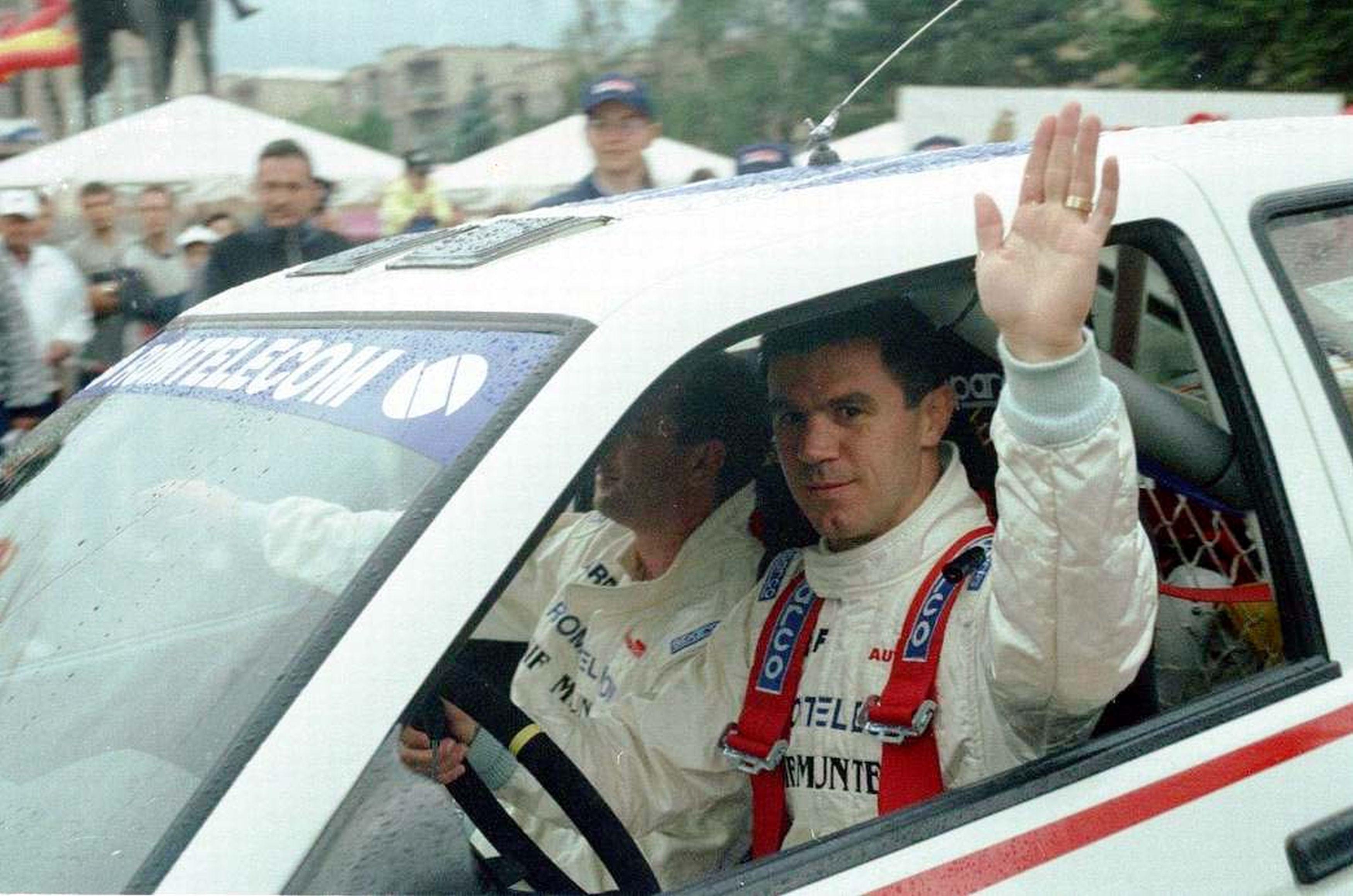 mihai leu la volanul mașinii salutând fotografii