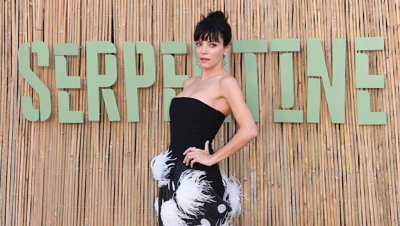 Lily Allen îmbrăcată într-o rochie neagră cu detalii albe