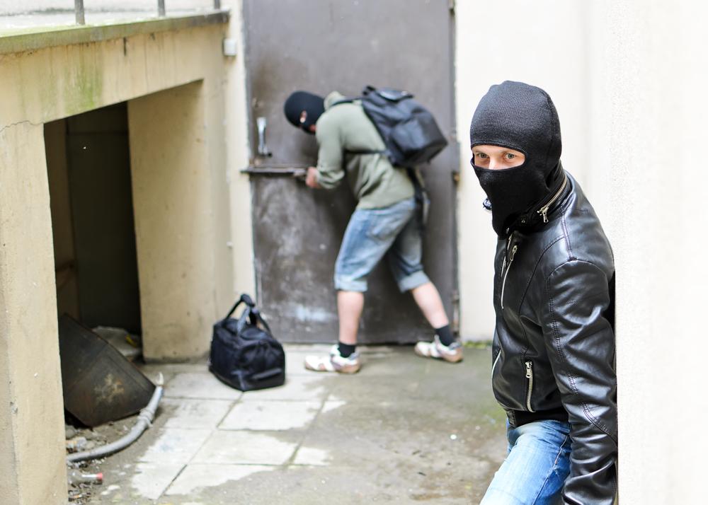 Furt misterios &icirc;ntr-un oraș din țară. Ce au putut să sustragă doi bărbați de pe domeniul public