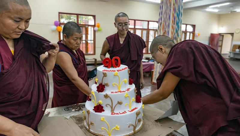 Cum arată Dalai Lama la 90 de ani. Liderul budiștilor tibetani speră să trăiască mai bine de 130 de ani