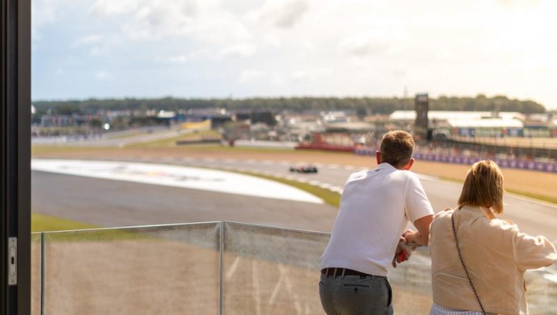Cât costă să vezi cursa Marelui Premiu al Marii Britanii de pe circuit. Experiența de la Silverstone vine cu multe avantaje