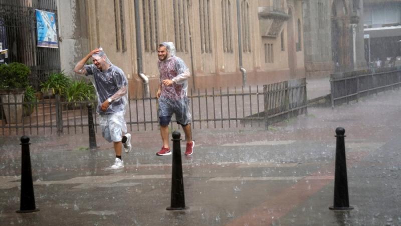 Alertă ANM! Cod roșu de vijelii puternice după ce canicula a cuprins toată țara. Ce județe sunt vizate