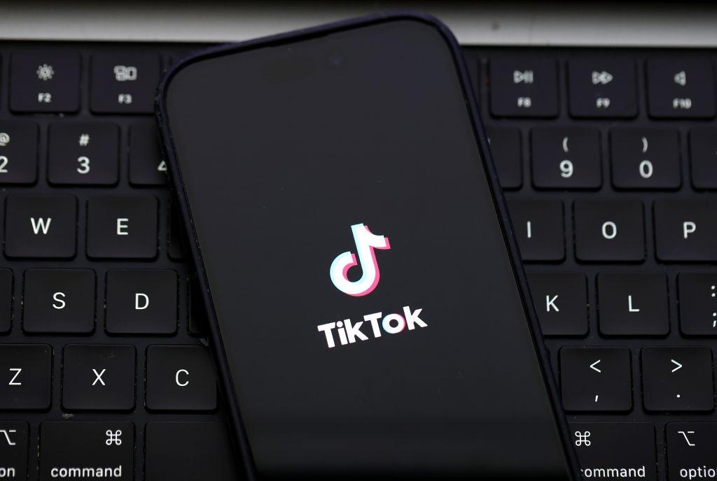 O imagine cu iconița aplicației TikTok, pe un smartphone