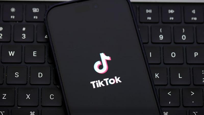 O imagine cu iconița aplicației TikTok, pe un smartphone