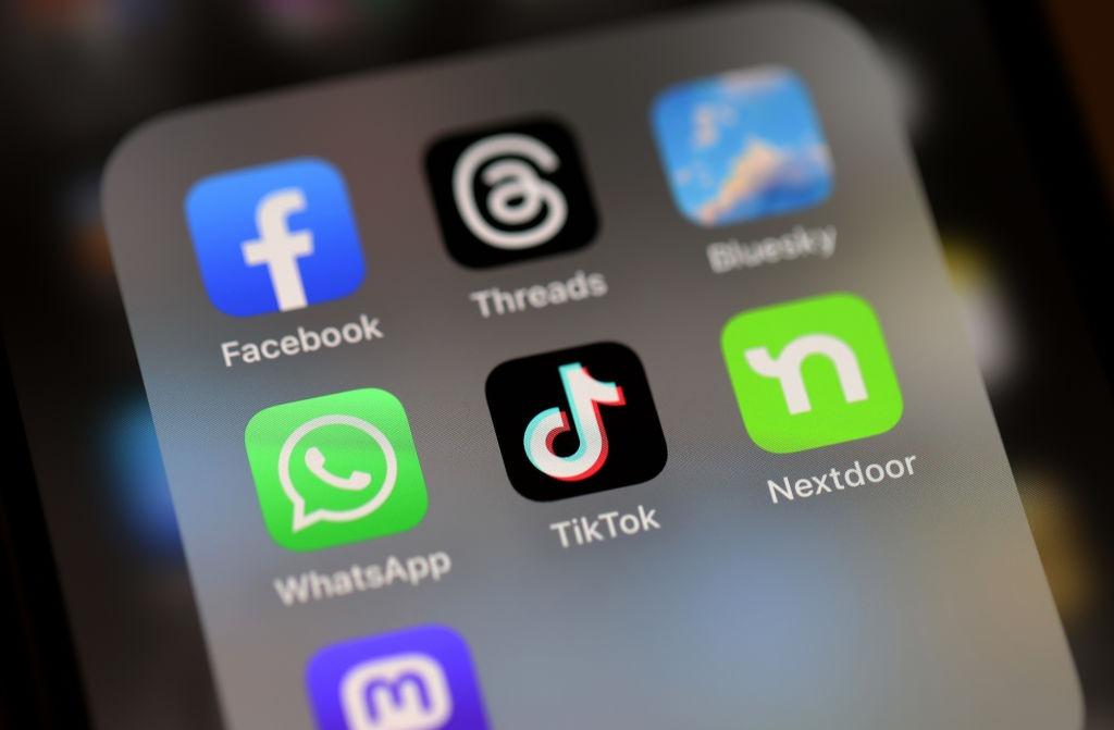 O imagine cu iconițele mai multor aplicații sociale, pe un smartphone