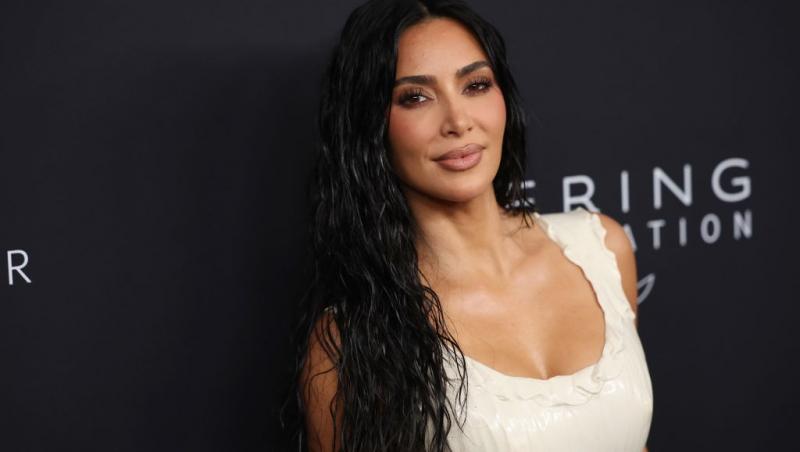Kim Kardashian îmbrăcată cu o rochie bej strălucitoare, fără mâneci