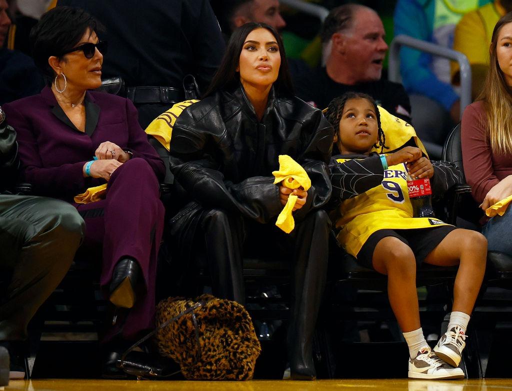 Kim Kardashian alături de fiica ei, Saint West, la un meci de basket