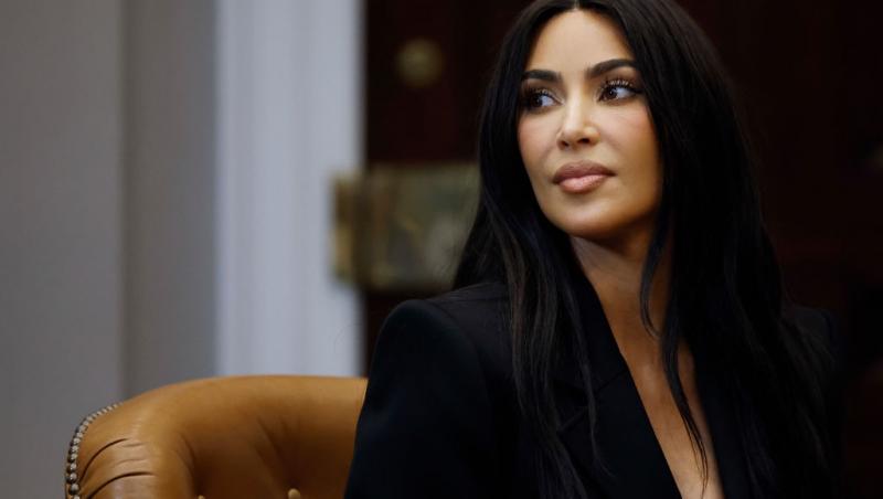 Kim Kardashian îmbrăcată cu o ținută elegantă, complet neagră