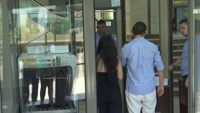 Prima decizie în procesul dintre Iustin Petrescu și Marilu Dobrescu. Băiatul a venit însoțit de actuala iubită la Tribunal