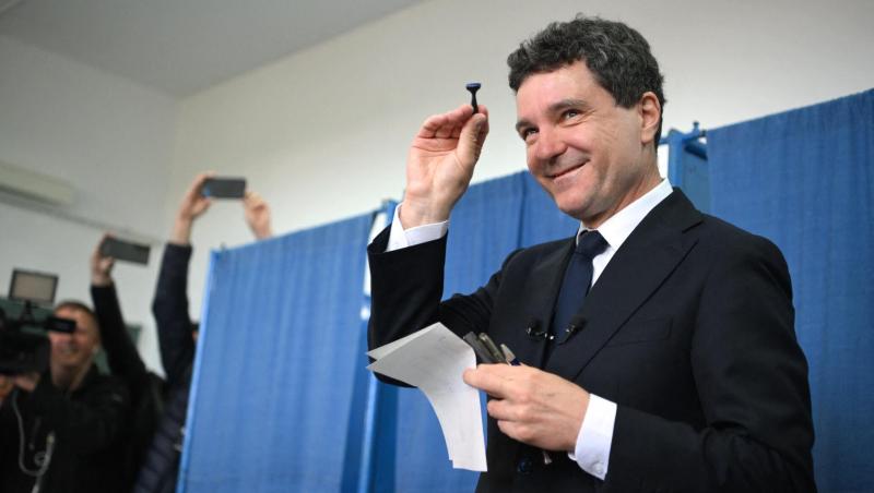 Imaginile cu Nicușor Dan în pijama și papuci de casă, care au stârnit reacții aprinse. Cum a fost surprins Președintele României