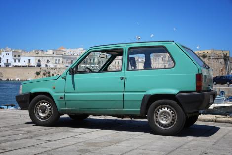 Cea mai strâmtă mașină din lume. Cum arată vehiculul lat de doar 50 de centimetri și cum a fost construit