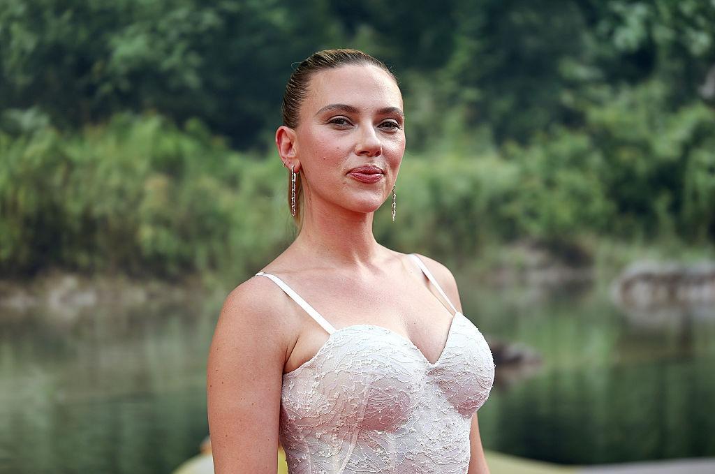 Scarlett Johansson îmbrăcată cu o rochie albă, decoltată, fără mâneci