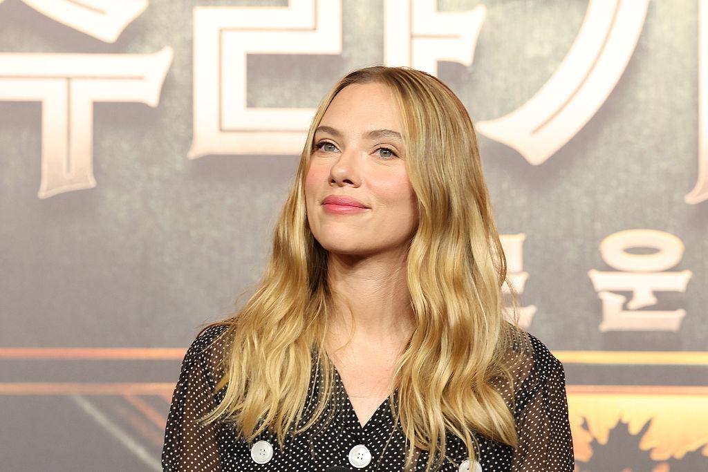 Scarlett Johansson îmbrăcată cu o rochie neagră cu buline albe