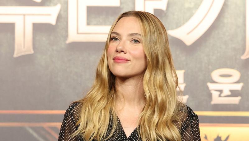 Scarlett Johansson îmbrăcată cu o rochie neagră cu buline albe