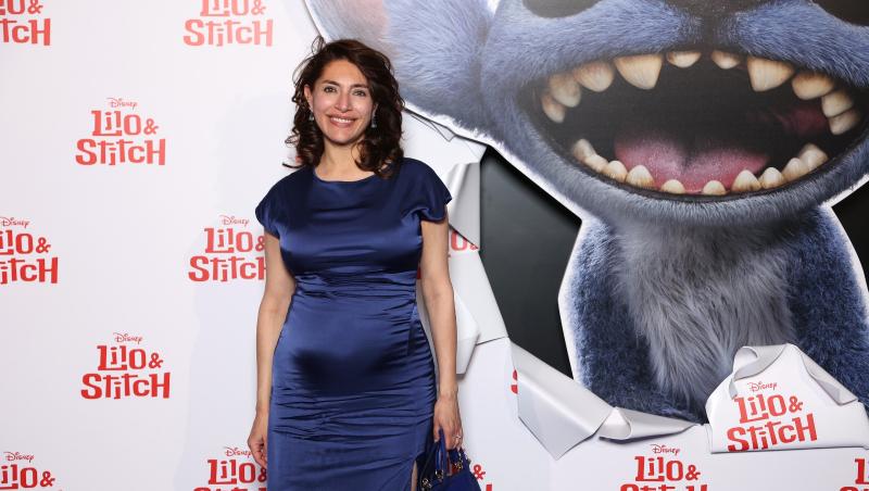 Caterina Murino îmbrăcată într-o rochie bleumarin, mulată
