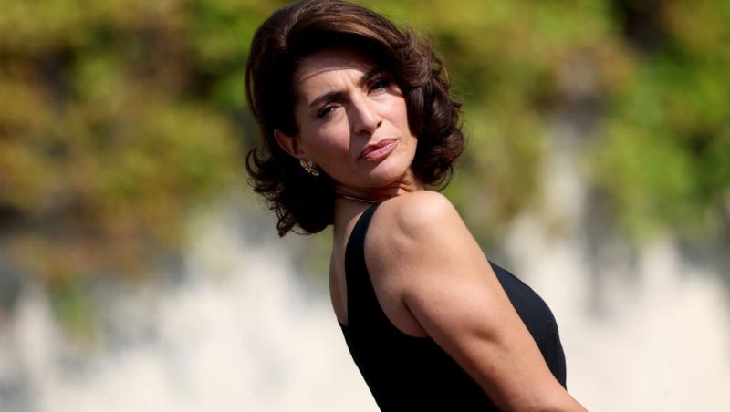 Caterina Murino îmbrăcată într-o rochie neagră elegantă, fără mâneci