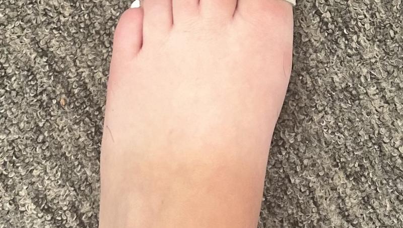 O tânără și-a comandat niște papuci pe un site folosit de numeroși români. Nu i-a venit să creadă ce a primit, de fapt