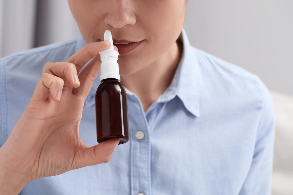 Pericolele sprayurilor nazale pentru bronzare, cel mai nou trend al verii. Medicii nu sunt de acord cu el