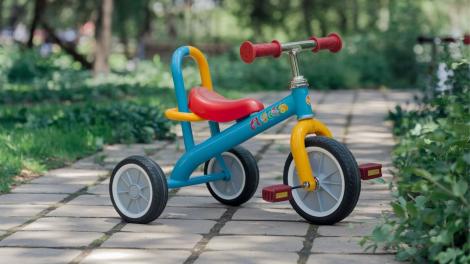 (P) Tricicleta: jucărie sau mijloc de dezvoltare? Beneficiile surprinzătoare pentru cei mici