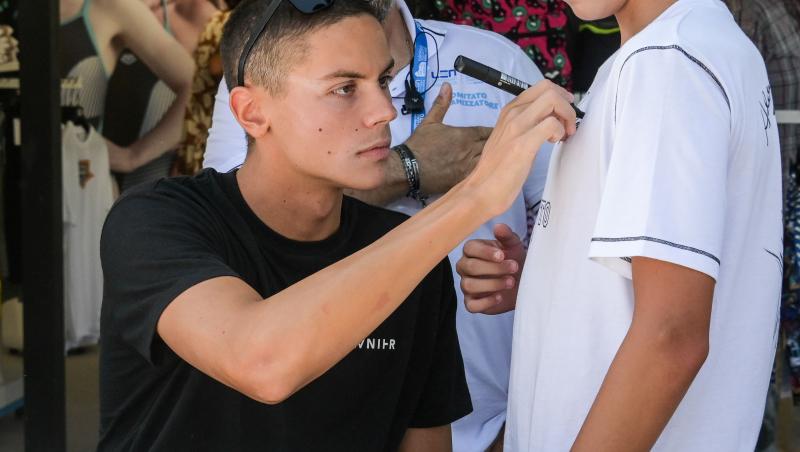 Când revine David Popovici în România, după Campionatul Mondial de la Singapore. Se întoarce în țară cu două medalii de aur