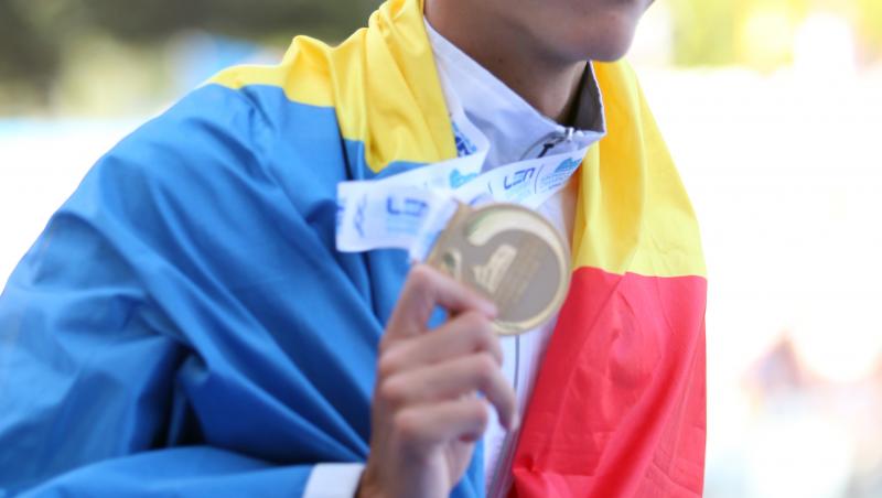 Când revine David Popovici în România, după Campionatul Mondial de la Singapore. Se întoarce în țară cu două medalii de aur