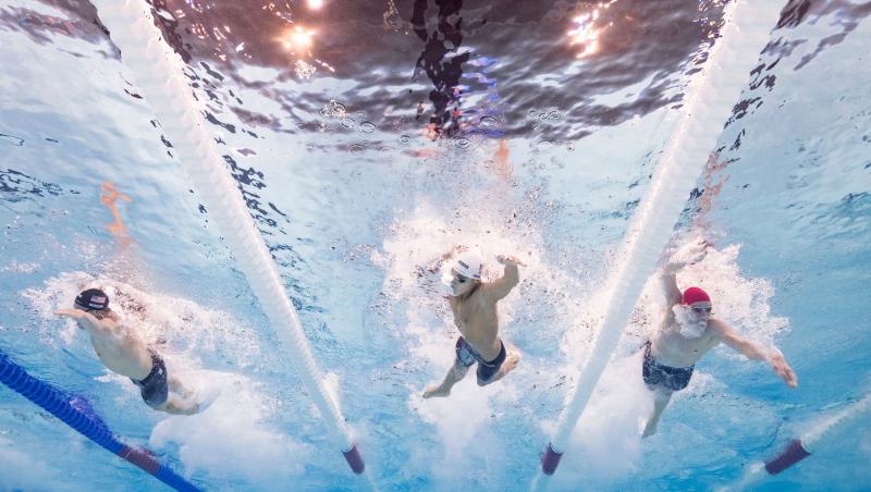 Când revine David Popovici în România, după Campionatul Mondial de la Singapore. Se întoarce în țară cu două medalii de aur