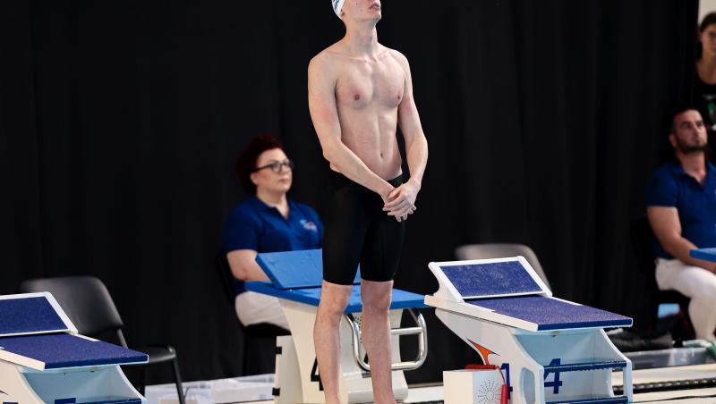 Când revine David Popovici în România, după Campionatul Mondial de la Singapore. Se întoarce în țară cu două medalii de aur