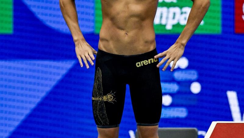 Când revine David Popovici în România, după Campionatul Mondial de la Singapore. Se întoarce în țară cu două medalii de aur