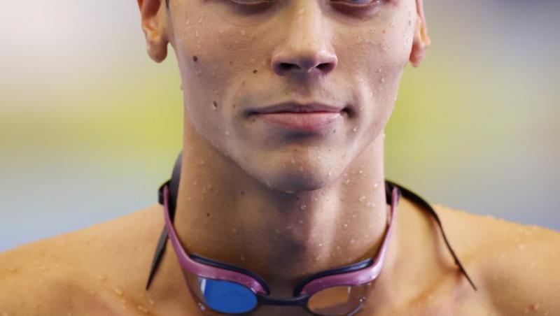 Când revine David Popovici în România, după Campionatul Mondial de la Singapore. Se întoarce în țară cu două medalii de aur